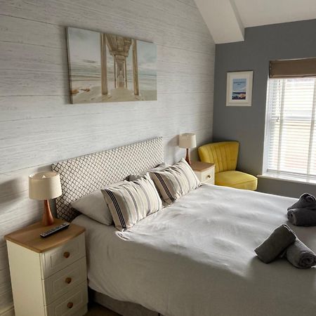 Stylish Tenby Apartment, Great Location, Parking ภายนอก รูปภาพ