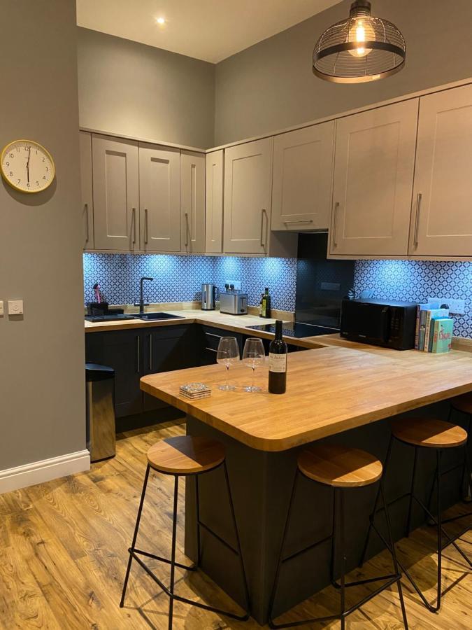 Stylish Tenby Apartment, Great Location, Parking ภายนอก รูปภาพ