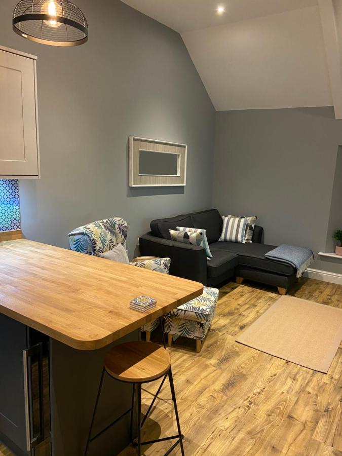 Stylish Tenby Apartment, Great Location, Parking ภายนอก รูปภาพ