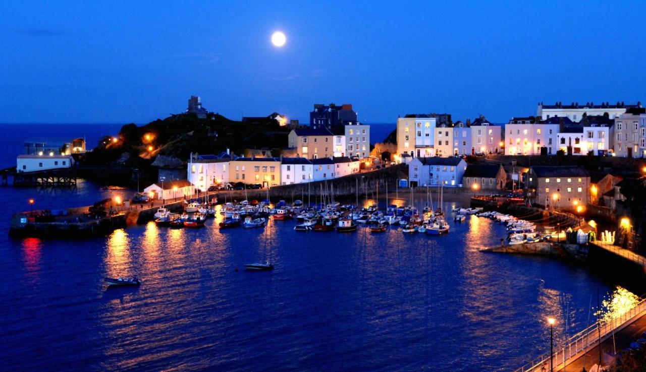 Stylish Tenby Apartment, Great Location, Parking ภายนอก รูปภาพ